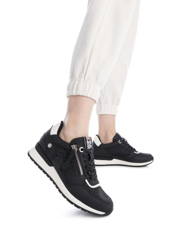 Deportivo perforado negro Refresh 2